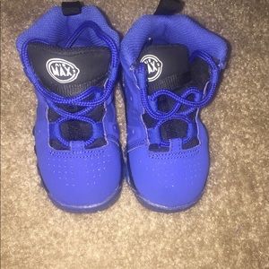 Size 6c blue nike Barkley shoes